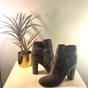 Gianni Bini ankle boot. Color Pumice Grey. Style CARMILLA. NEVER WORN!